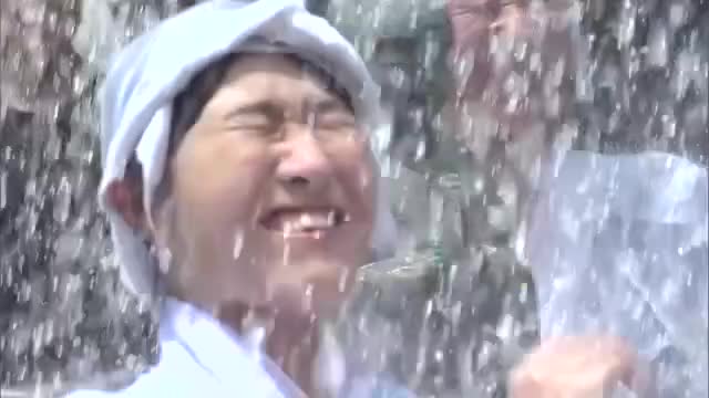 夏の風物詩・お清めの湯で全身ずぶ濡れ　源泉への感謝と温泉街の繁栄願う開湯祭　山形・大蔵村肘折温泉 画像